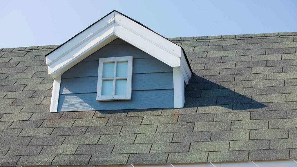 Roof with asphalt shingles