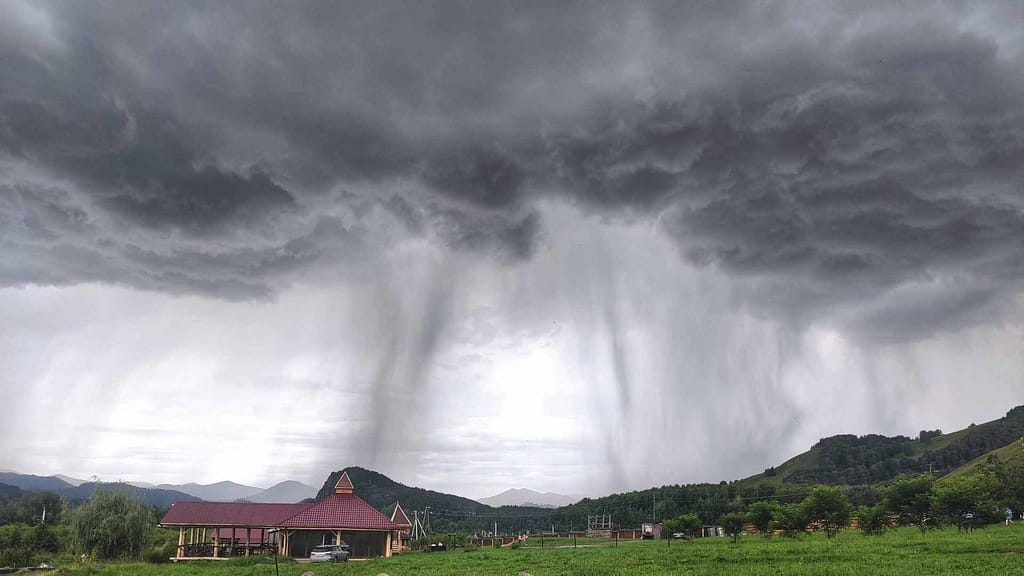 bad weather affects Kentucky roofer labor