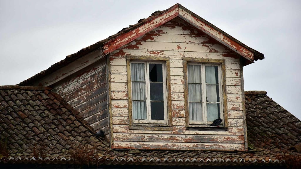 old and damaged roof subject to Wyoming new roof cost estimation