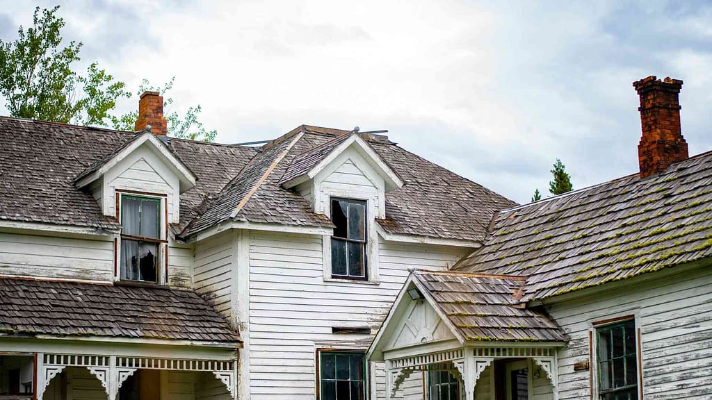 faded and old roofs with dormers and chimney scanned by Ohio roofing calculator