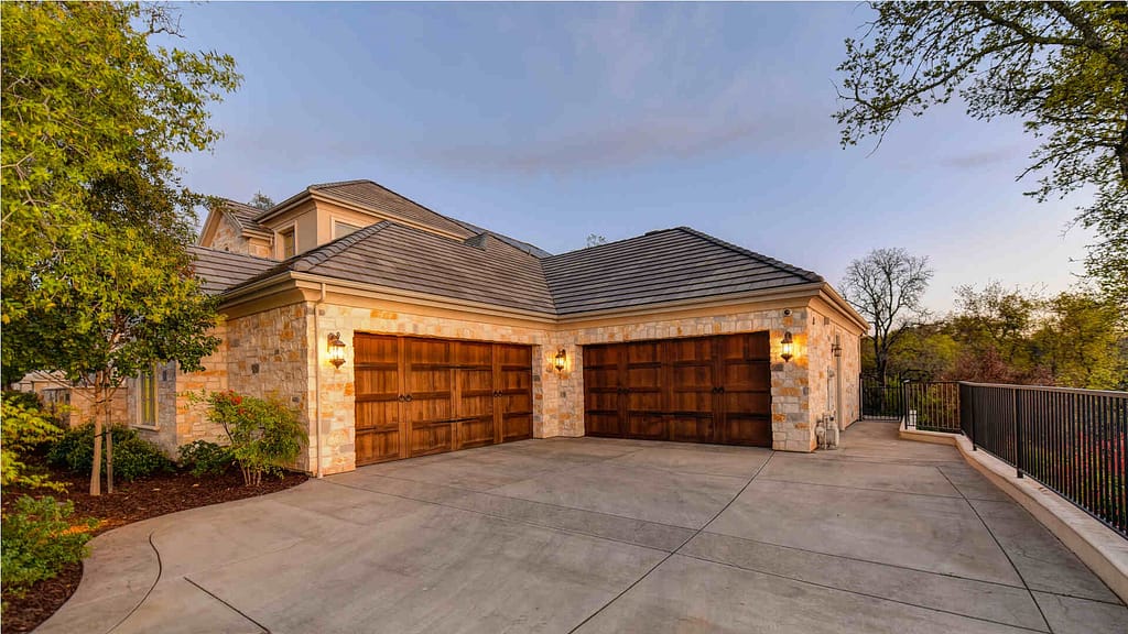 an image of crossed hip roof