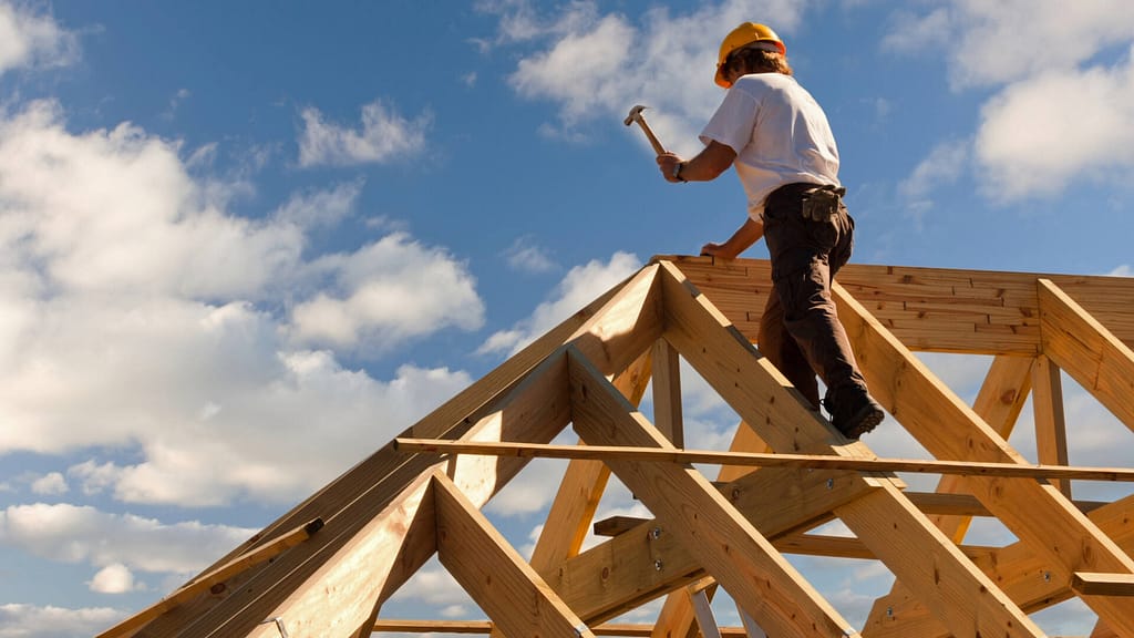 carpenter on roof trusses