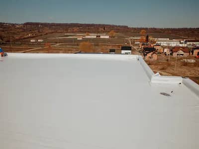 Flat roofing coated with reflective color white